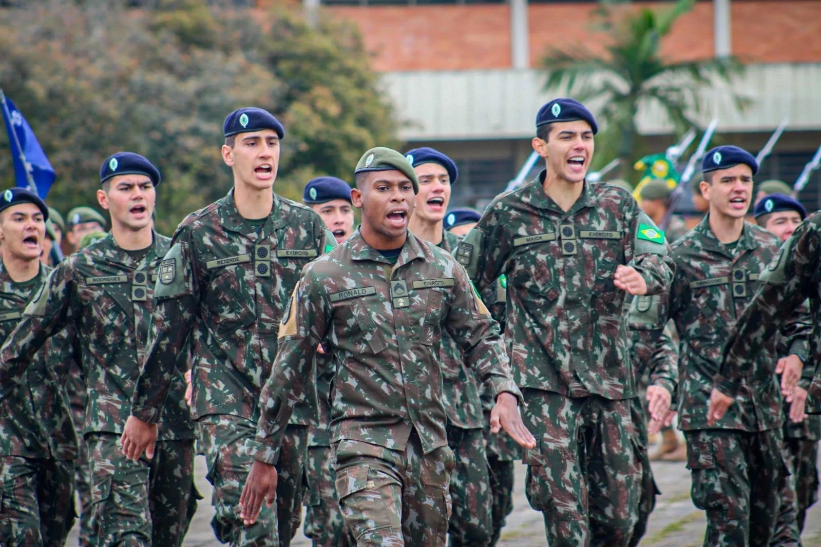 Fotos: veja como foi a cerimônia do Dia do Soldado em Criciúma