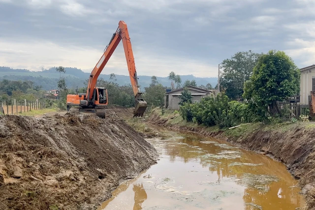 Criciúma limpa mais de 20 quilômetros de rios na preparação para efeitos do El Niño