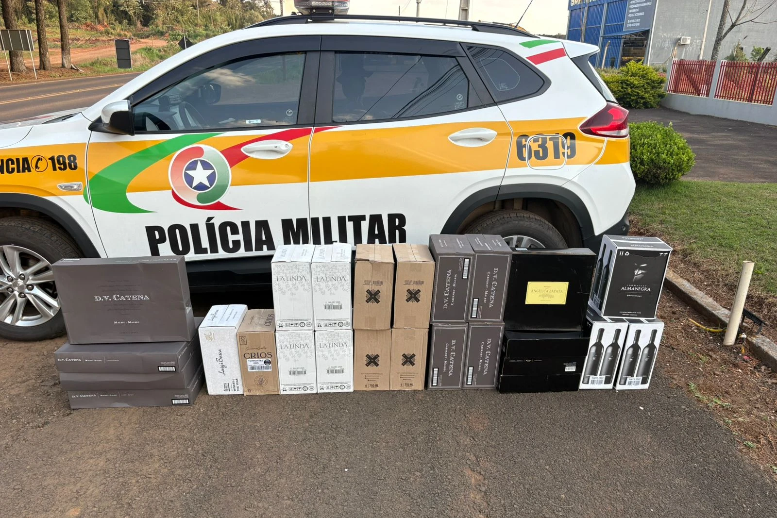 Motorista é flagrado com mais de 140 garrafas de vinho e afirma que mercadoria era para consumo próprio