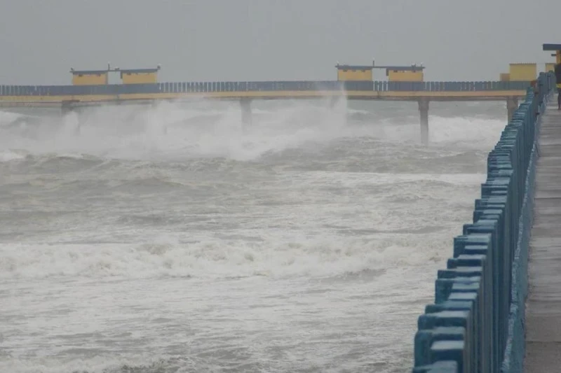 Defesa Civil alerta para mar agitado com ondas de até 3 metros no Litoral Sul