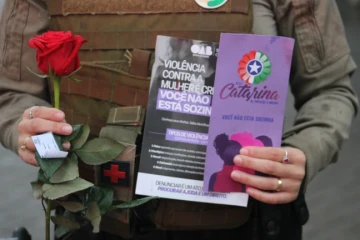 Agosto Lilás: ação leva informações sobre prevenção à violência doméstica em Criciúma