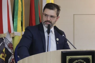 Justiça determina retorno de suplente à Câmara de Criciúma