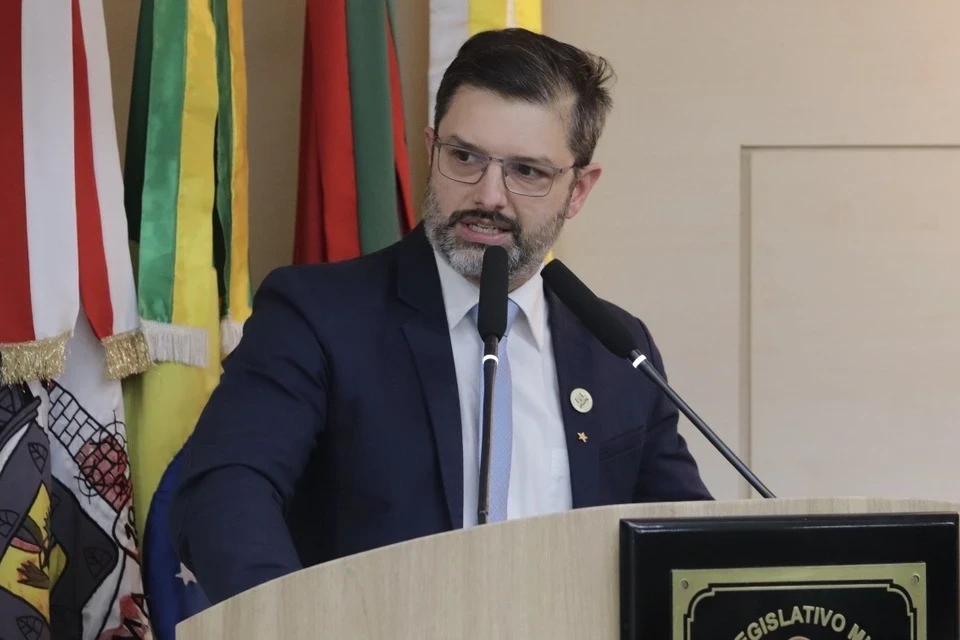 Justiça determina retorno de suplente à Câmara de Criciúma