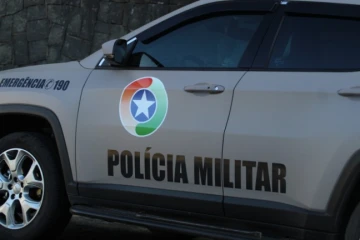 Jovem invade carros, não consegue dar partida e acaba preso em Criciúma