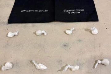 Homem é flagrado com porções de cocaína após fugir de abordagem policial