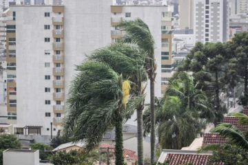 Passagem de ciclone extratropical pode provocar vento forte em Criciúma nesta terça-feira