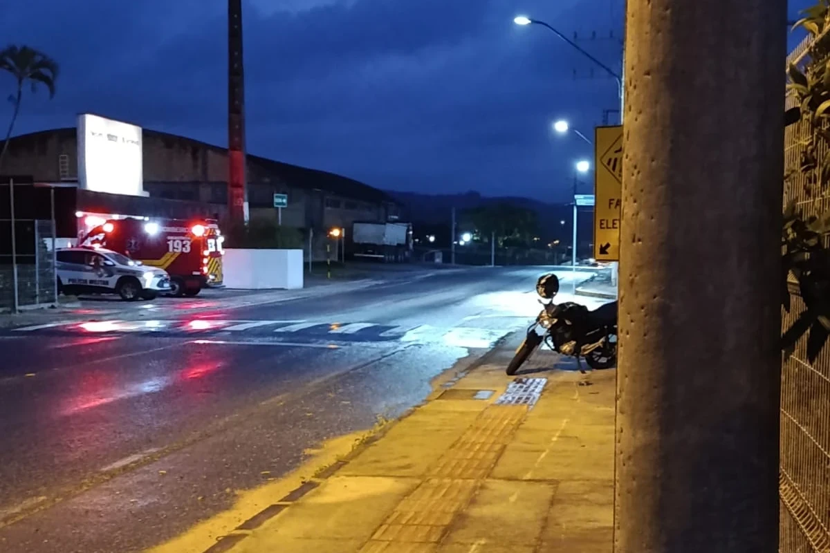 Motociclista colide em poste e fica gravemente ferido em Cocal do Sul