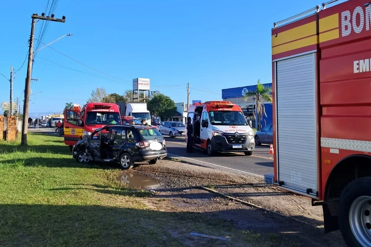 Jovem perde controle da direção em curva e colide contra caminhão estacionado