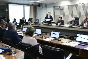 CCJ do Senado aprova PEC que acaba com jornada 6x1