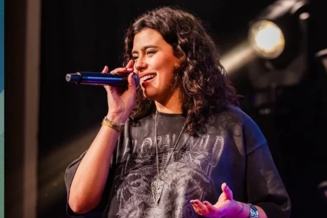 Mafe Santana transforma paixão de infância em carreira na música