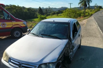 Colisão entre carro e caminhão deixa homem ferido