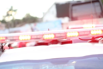 Caminhão desgovernado atropela mulher e colide em muro de residência em Criciúma