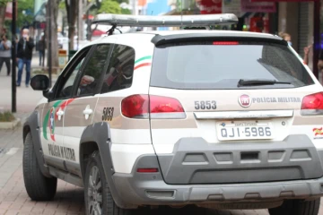 Após pedir cigarro, homem derruba vítima e rouba pertences em estabelecimento comercial de Criciúma