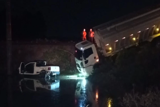 Mulher fica ferida em acidente com carro e caminhão na SC-108