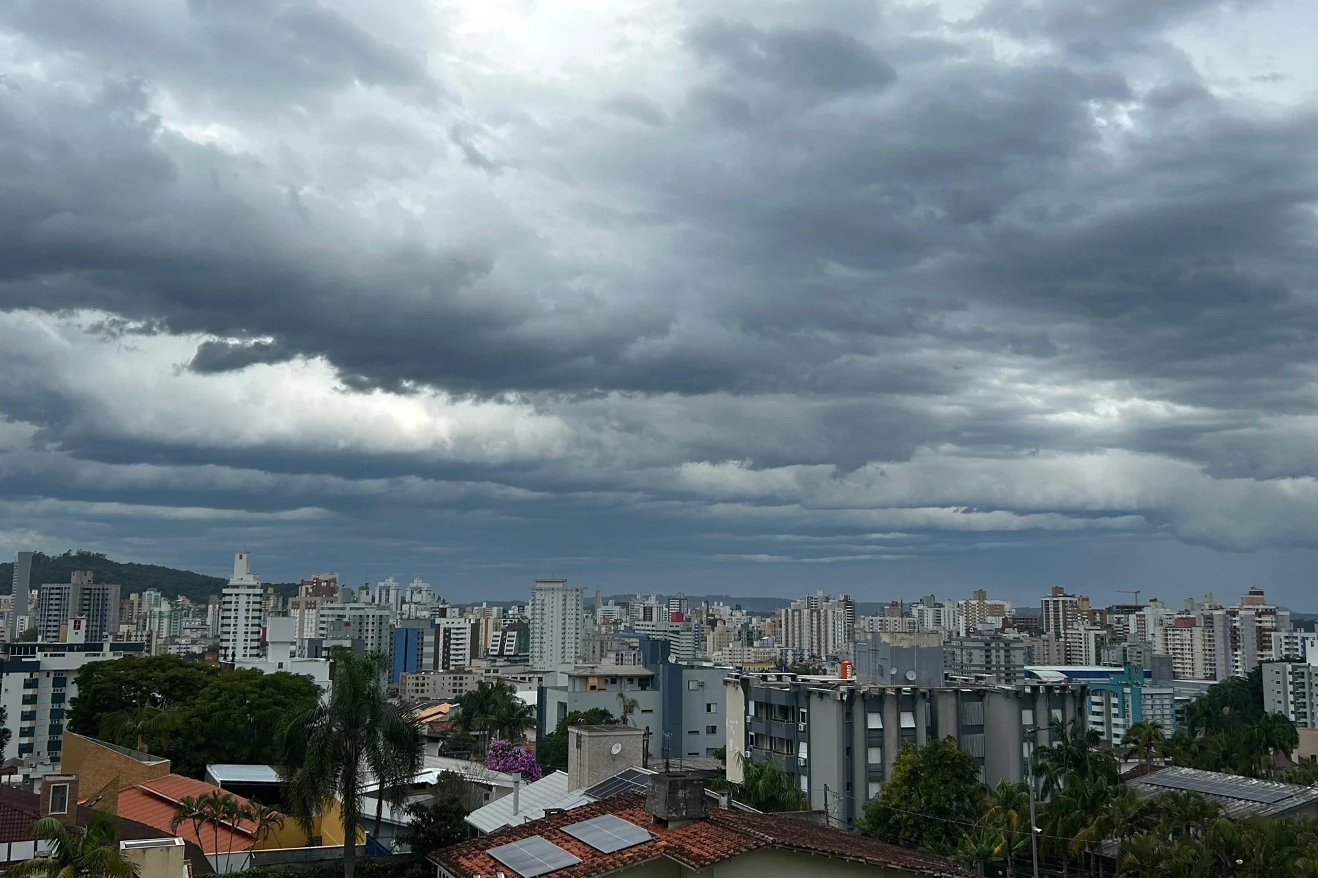 Feriadão terá chuva, temporais e queda acentuada de temperatura em Santa Catarina