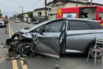 Colisão frontal entre veículos deixa motoristas feridos na SC-108