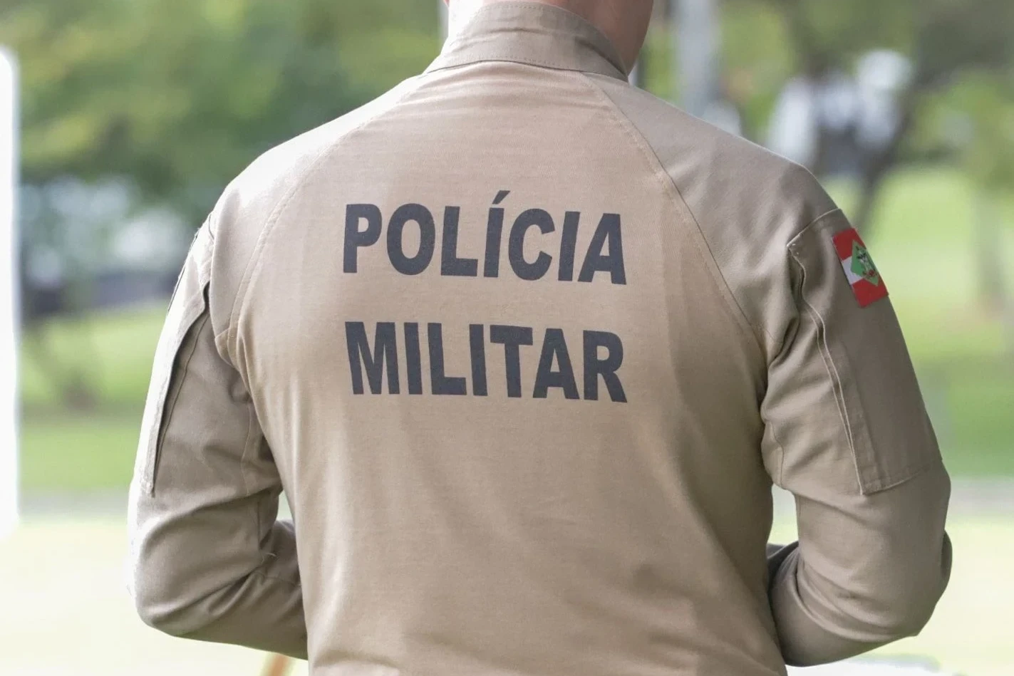 Homem é preso após agredir mulher com socos e chutar cachorro em Criciúma