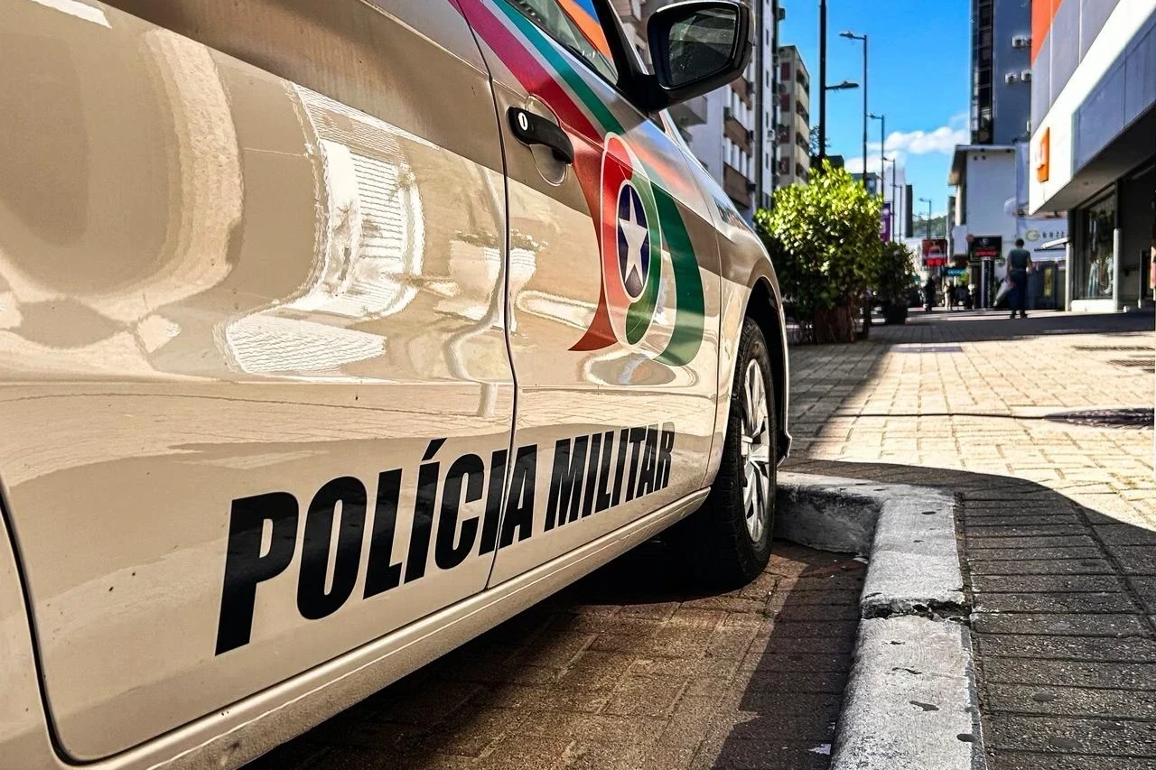 Homem ameaça de morte e tenta asfixiar namorada durante discussão em Criciúma