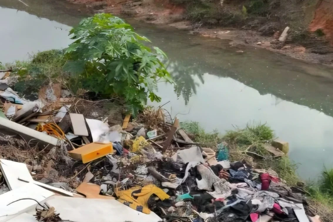 Vídeo: Defesa Civil retira três caminhões de entulho em operação às margens do rio Criciúma