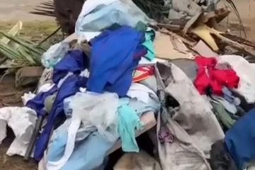 Criciúma: uniformes escolares são encontrados no lixo e prefeito pede conscientização; veja vídeos