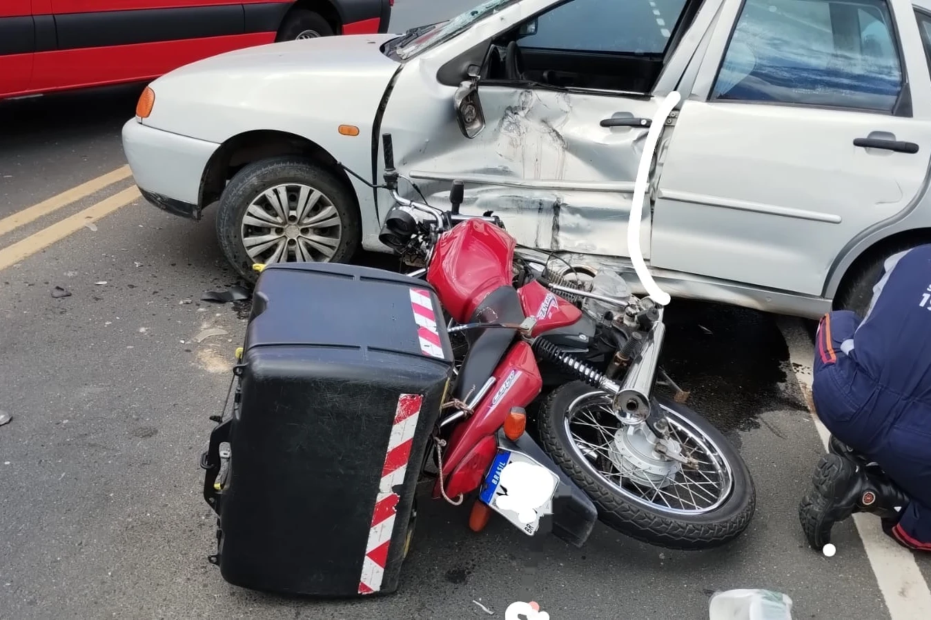 Motociclista fica gravemente ferido após colisão com carro em Içara