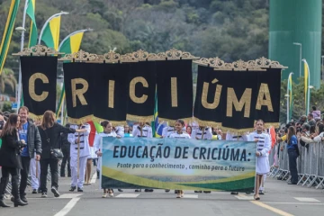 Desfile cívico-militar reúne mais de 70 instituições e milhares de pessoas em Criciúma