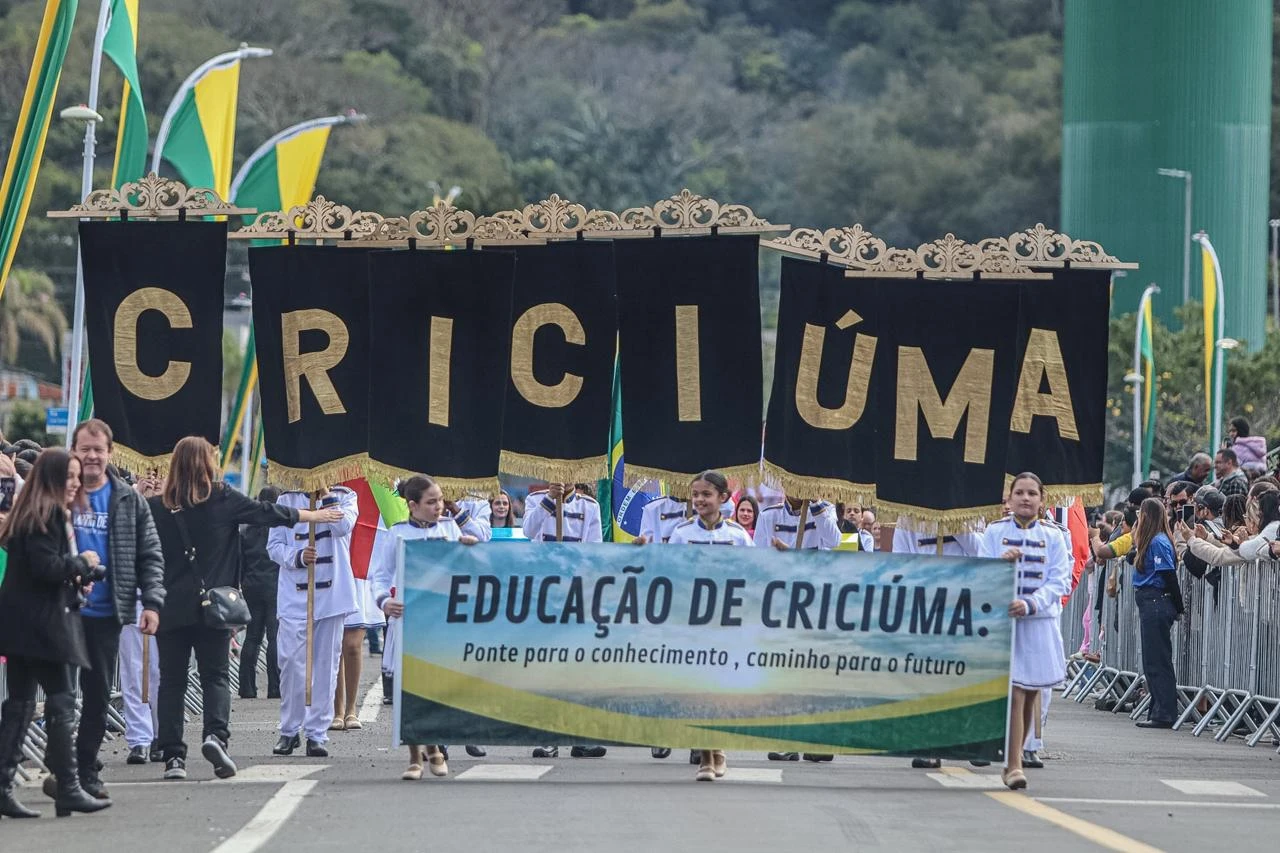 Desfile cívico-militar reúne mais de 70 instituições e milhares de pessoas em Criciúma
