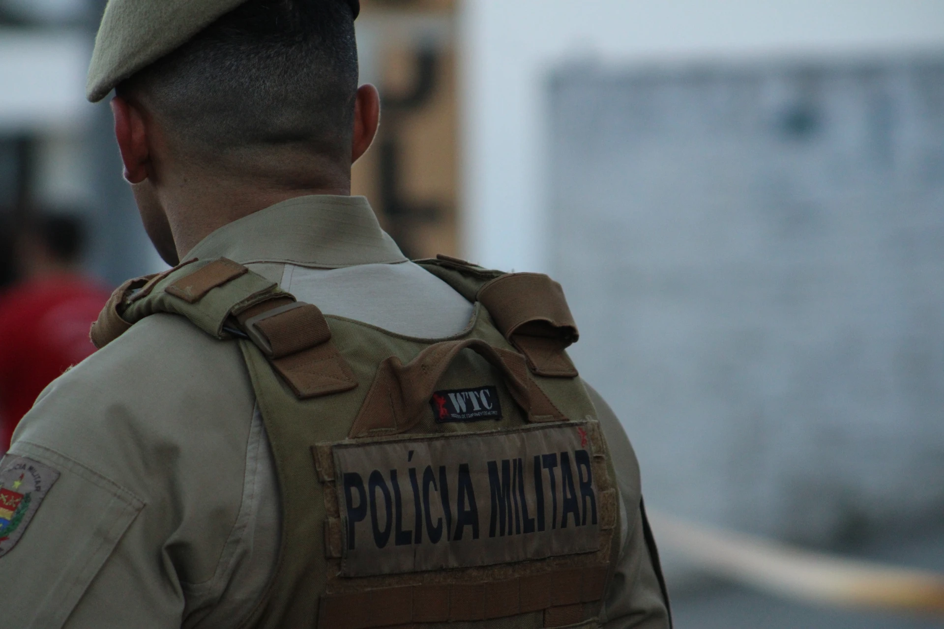 Morador é surpreendido por criminoso armado ao chegar em casa
