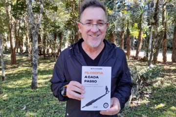 Beto Colombo lança livro em Criciúma e propõe o caminhar como antídoto à exaustão mental