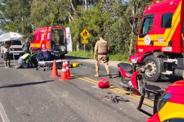 Homem fica ferido após colisão entre caminhão e motocicleta na SC-370