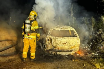Motorista e filho saem ilesos após carro ser destruído por incêndio