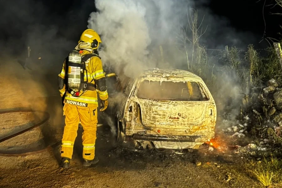 Motorista e filho saem ilesos após carro ser destruído por incêndio