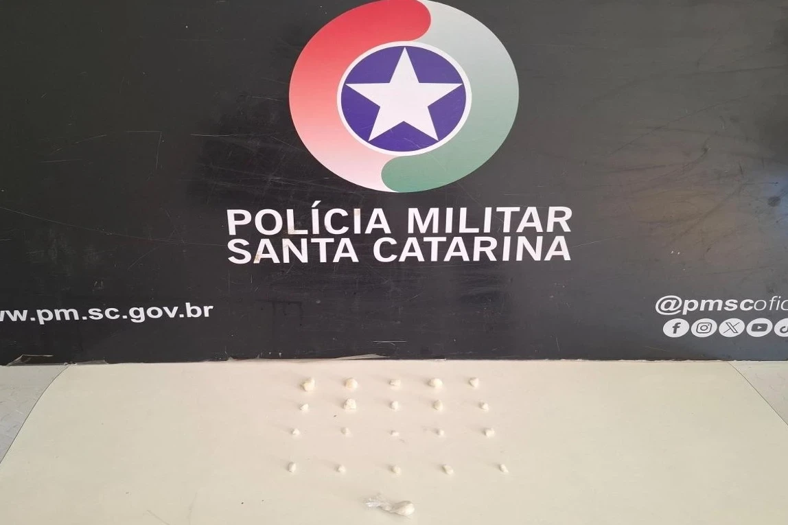 Homem flagrado com porções de cocaína é preso pela PM em Criciúma