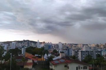 Predomínio de céu nublado e temperaturas amenas marcam a quarta-feira em Criciúma