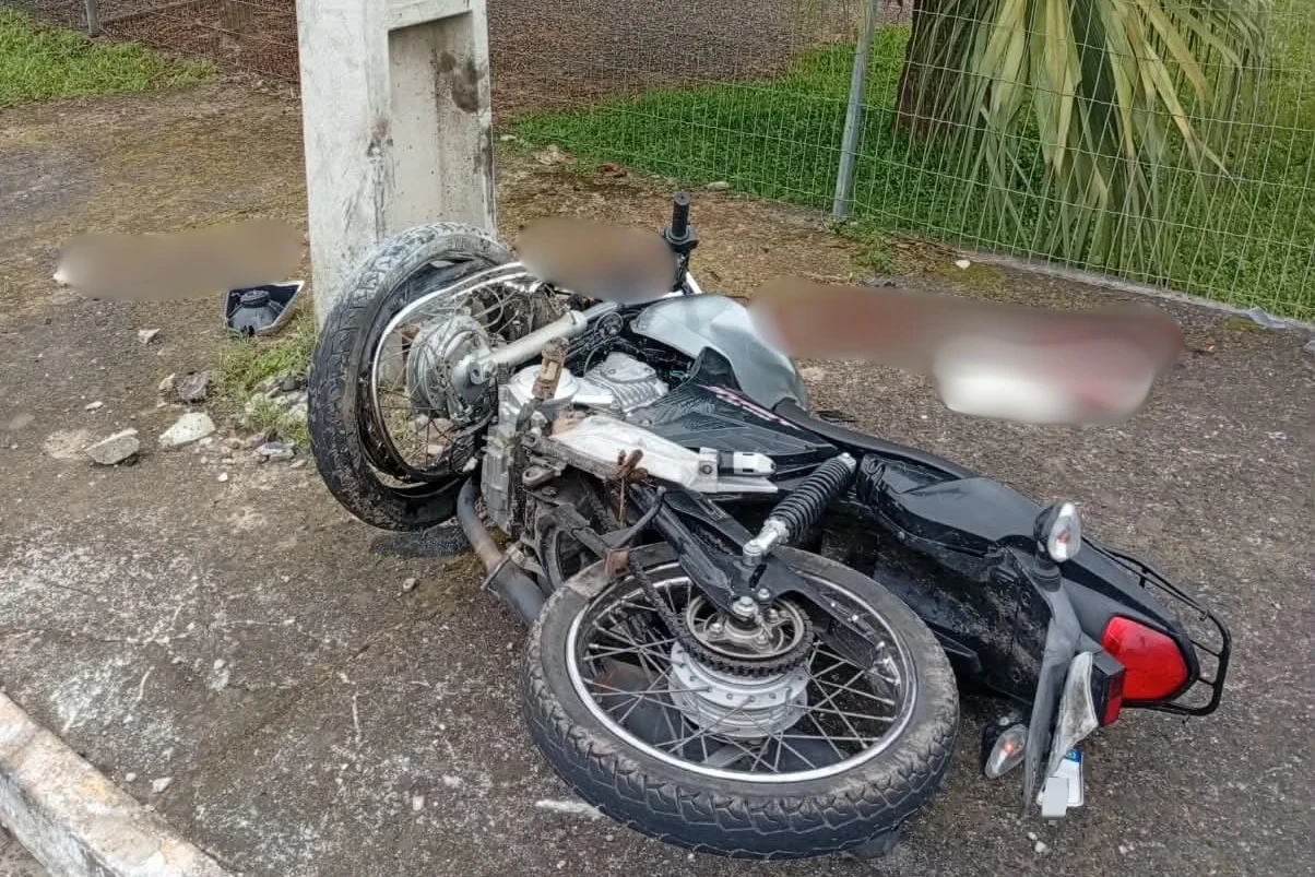 Motociclista fica gravemente ferido após colidir com poste