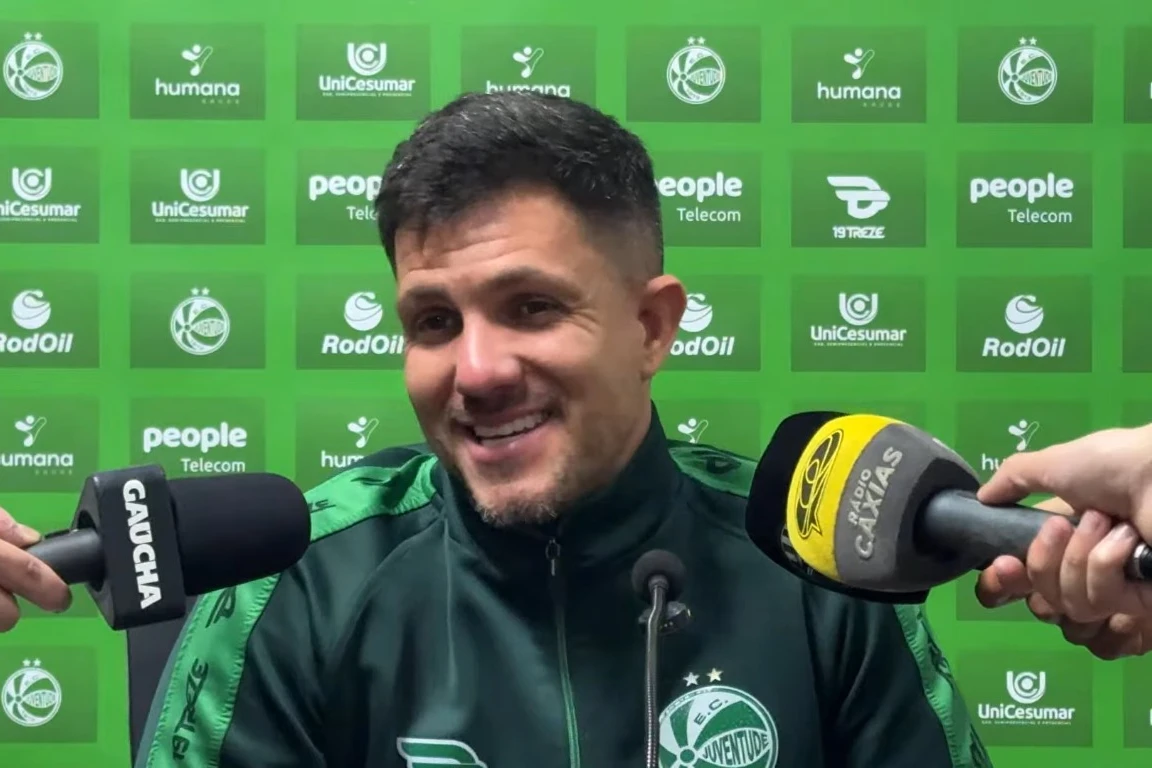 ‘Voltou mais leve do que ele entrou no vestiário’, brinca Barbieri sobre fato inusitado com autor de gol