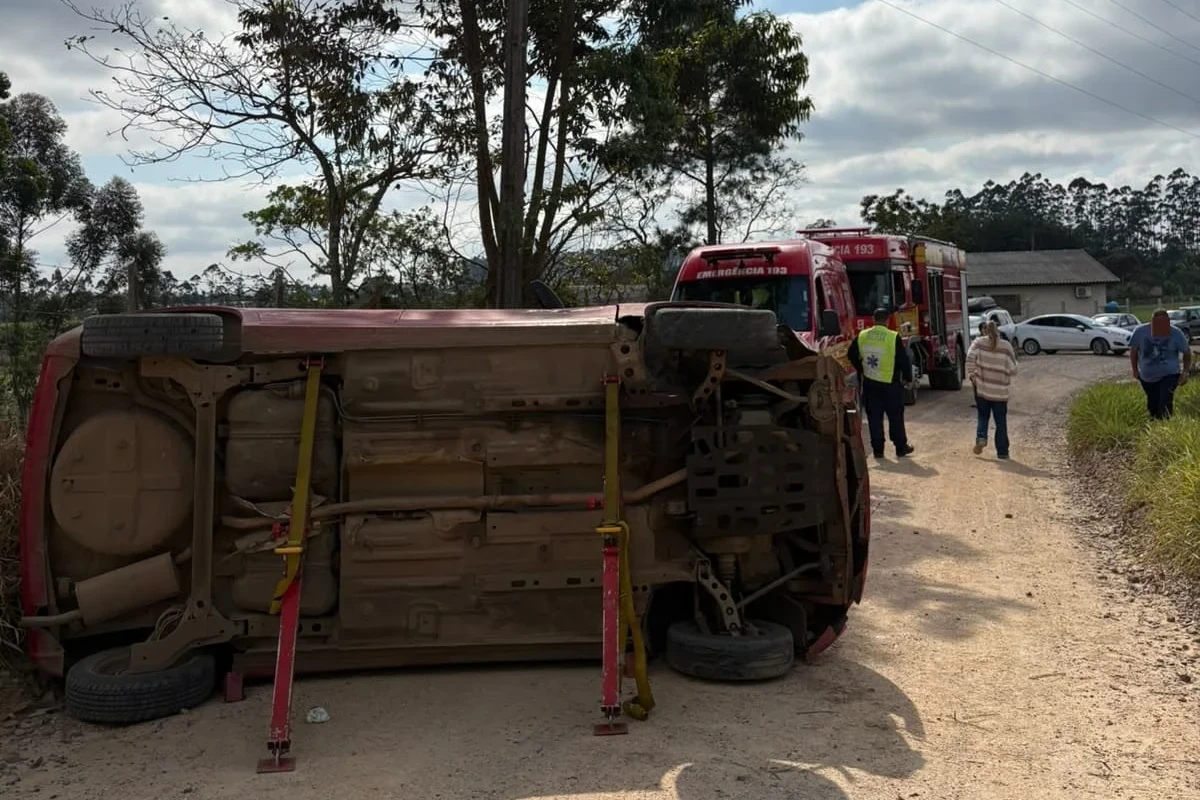 Condutora é encaminhada ao hospital após perder controle da direção e tombar veículo