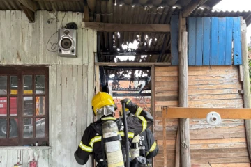Residência é atingida por princípio de incêndio em Balneário Arroio do Silva