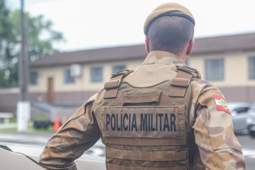 Homem tenta assaltar loja, é perseguido e acaba amarrado por trabalhadores em Criciúma
