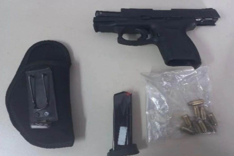 Criminoso ameaça trabalhador com arma de fogo e rouba ferramentas