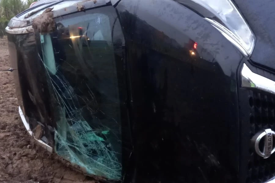 Condutora perde controle da direção e tomba veículo em Araranguá