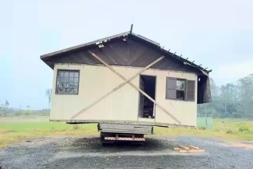 Casa segue abandonada sobre caminhão em Criciúma e deve ser retirada na próxima semana