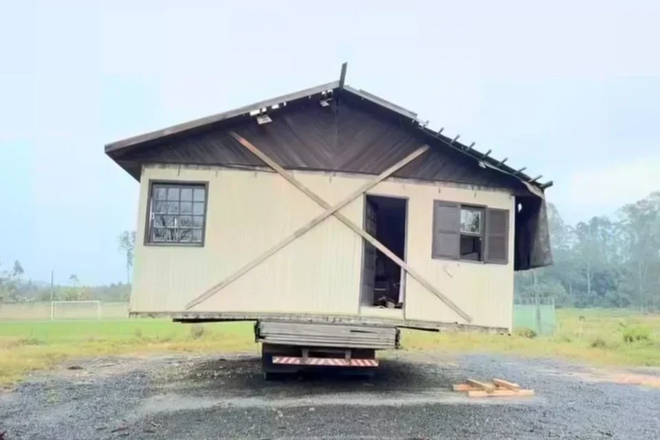 Casa segue abandonada sobre caminhão em Criciúma e deve ser retirada na próxima semana