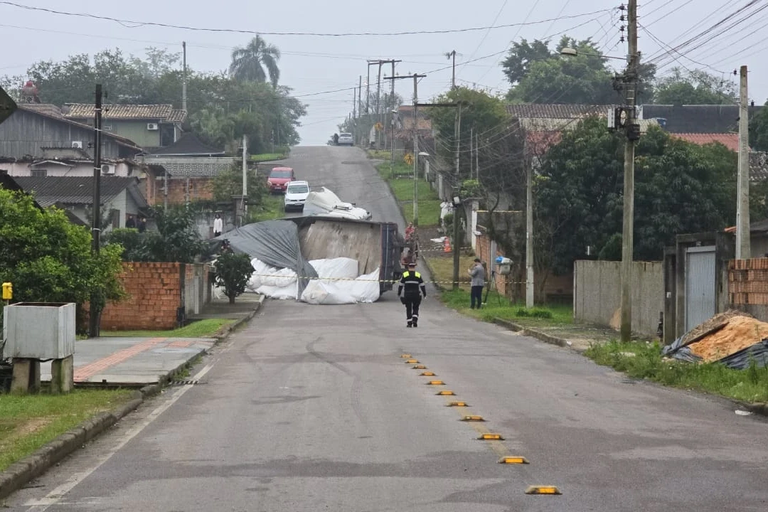 Carreta é retirada após tombar e atingir muro; rua segue interditada em Criciúma