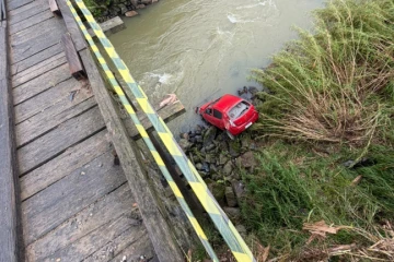 Idoso fica ferido após carro cair de ponte de 15 metros em Gravatal