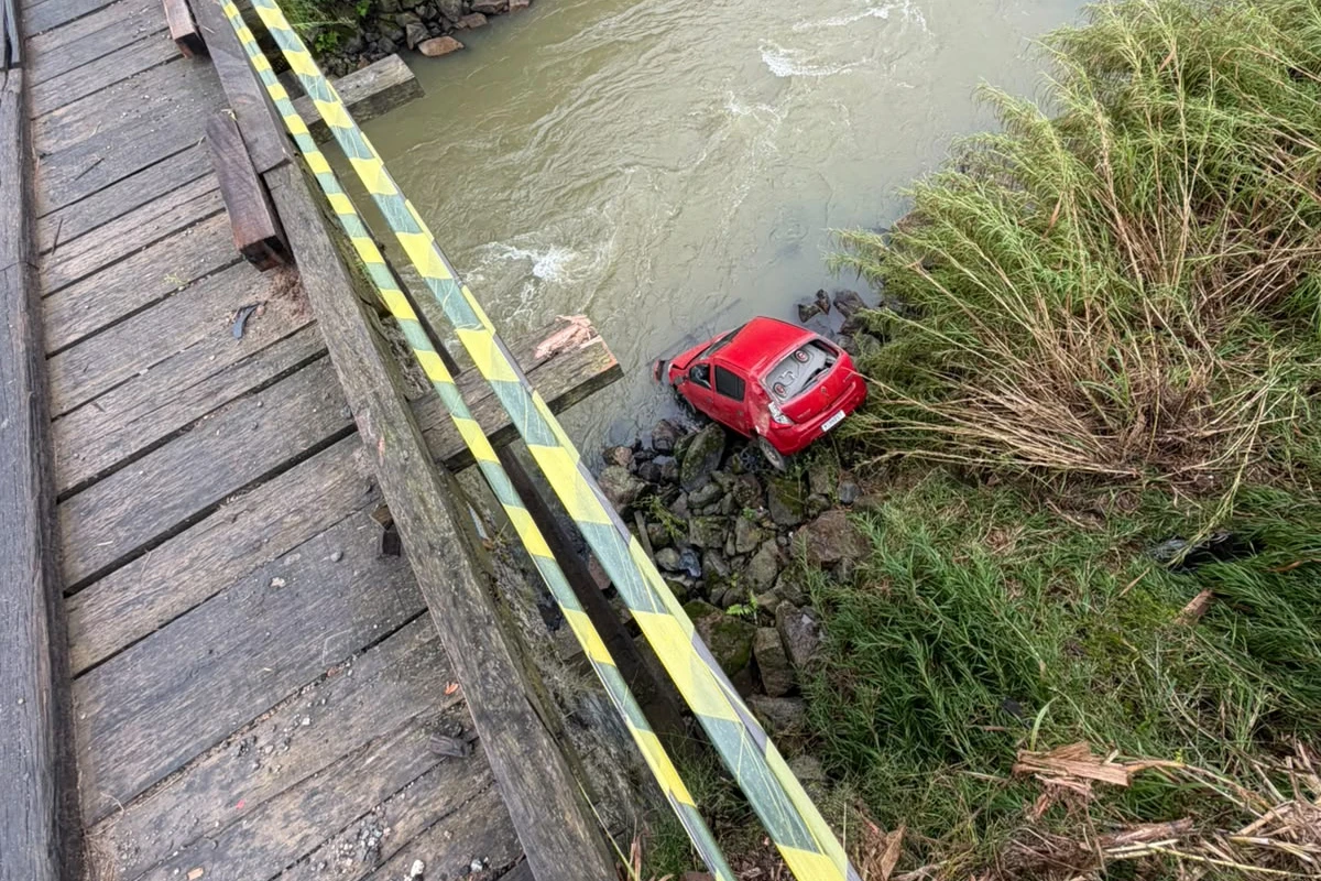 Idoso fica ferido após carro cair de ponte de 15 metros em Gravatal