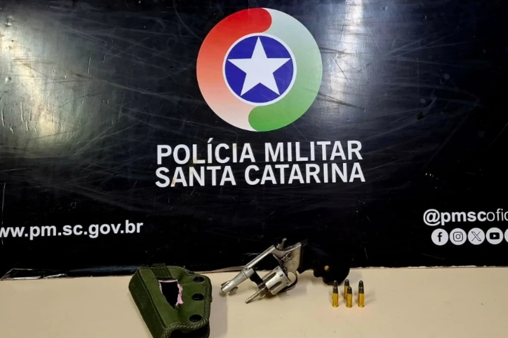 Jovem flagrado com revólver calibre 32 é preso pela PM em Criciúma