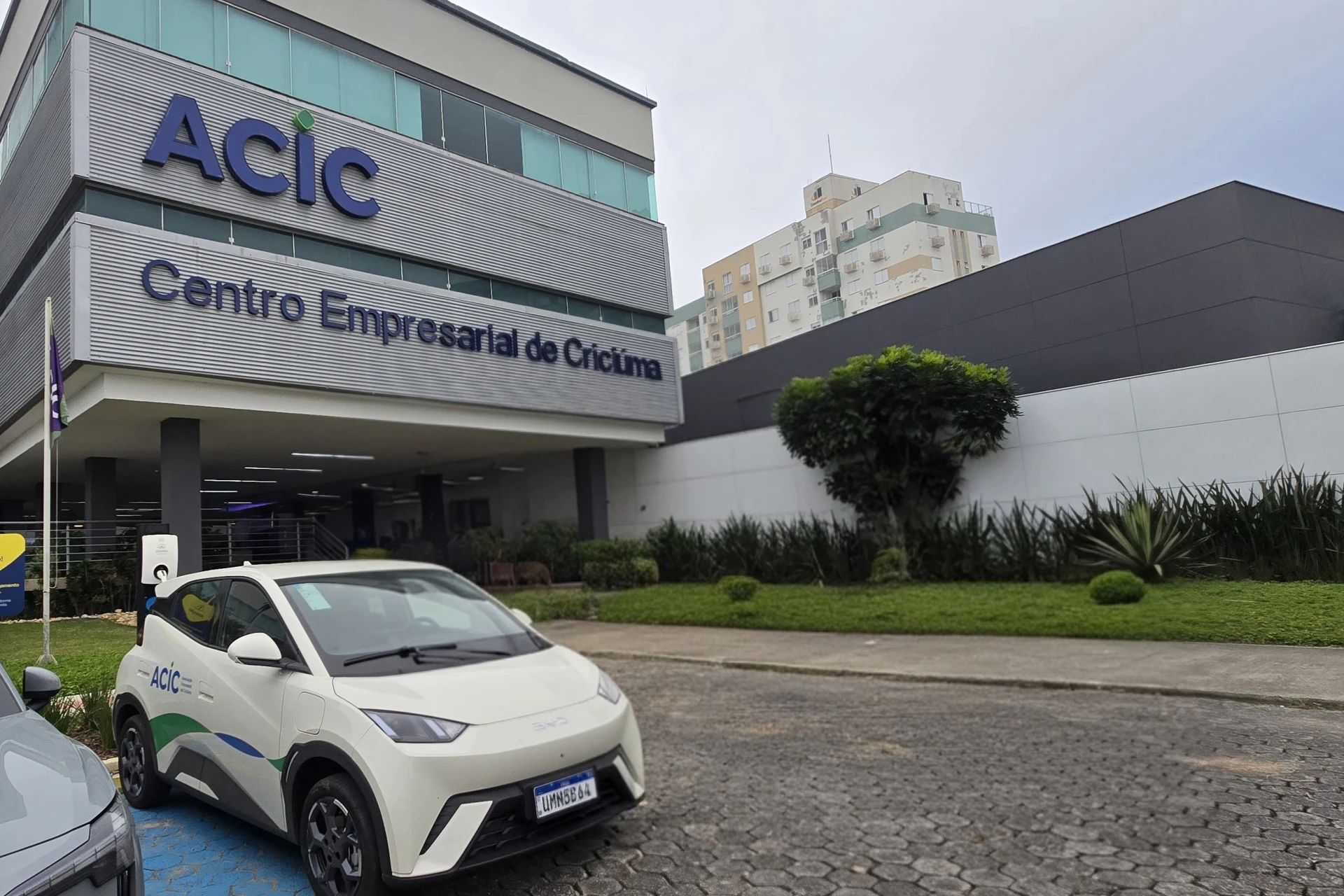 Acic amplia práticas sustentáveis com mobilidade elétrica e energia renovável