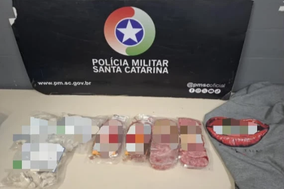 Jovem arromba supermercado e foge com camarão, filé suíno e pacotes de linguiça