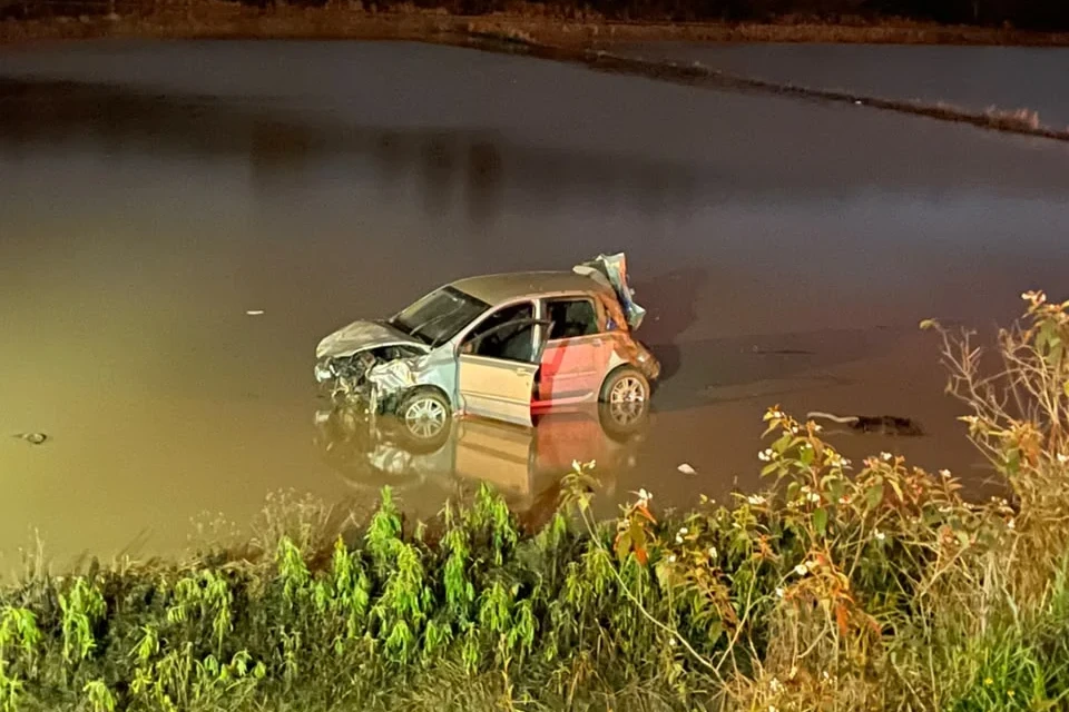 Motorista perde controle da direção e carro cai em arrozal às margens da SC-442